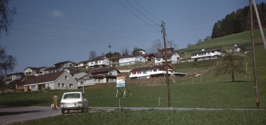 Aemet, Einmündung Bahnhofstr. in die Adetswilerstr. Noch ist weder Engelsteinstr noch kath. Kirche gebaut.